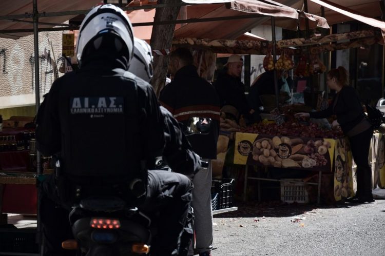 Grabiste gratë e moshuara kur dilnin nga kisha, arrestohet