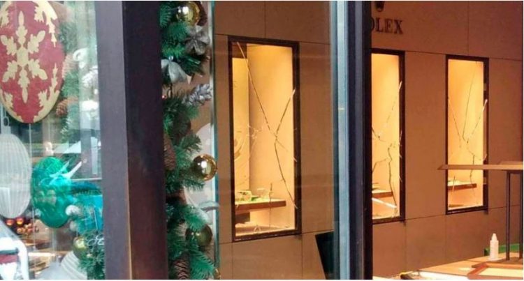 Grabitje spektakolare në qendër të Athinës, merren 18 ora Rolex