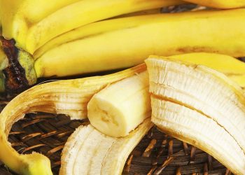 Si të përdorni lëkurën e bananes për rininë e fytyrës