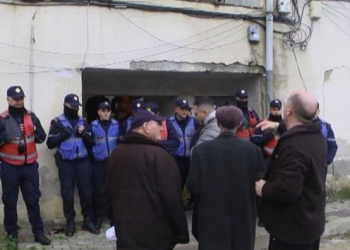 Shembja e shtëpive te “Petro Nini”, banorët përplasen me policinë