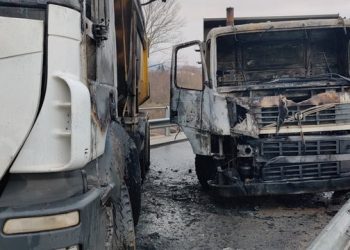 Ishin vendosur si barrikada, digjen dy kamionë në veri