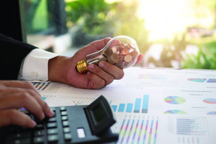 “Frika” nga shtrenjtimi i energjisë, shqiptarët blejnë batanije