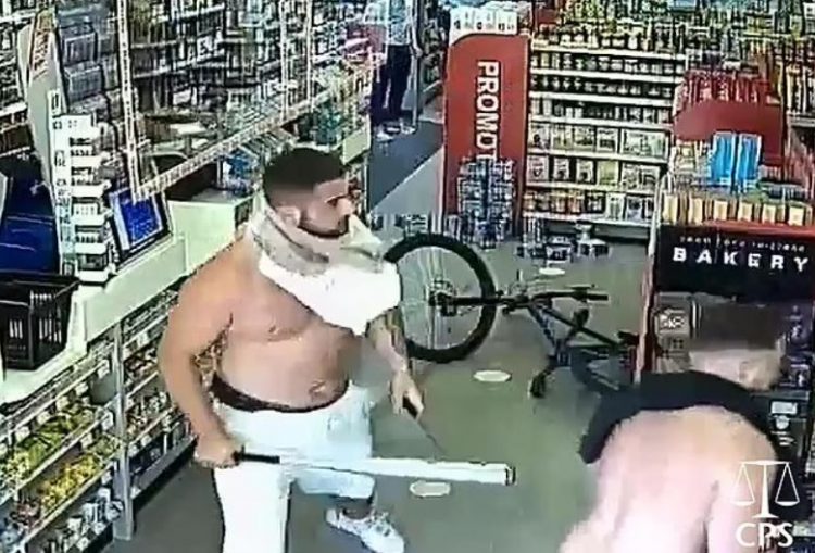 Goditi me thikë një person brenda një dyqani, dënohet shqiptari