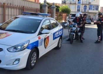 Kërcënoi me kosë komshiun, e pëson burri nga Berati