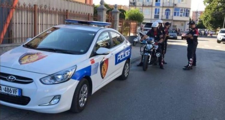 Kërcënoi me kosë komshiun, e pëson burri nga Berati