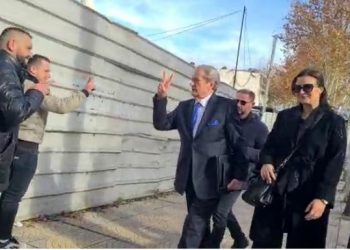 “Na pri doktor”, simpatizantët presin Berishën: Do ta djegim sot