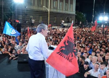 Tirana e bllokuar nga Samiti, Berisha nuk tërhiqet nga protesta