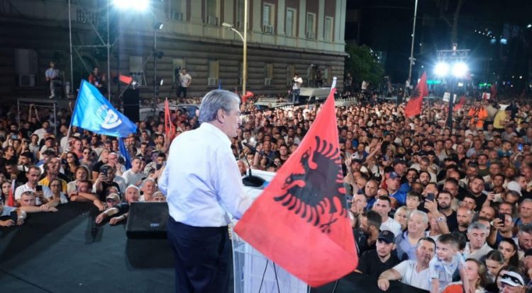 Tirana e bllokuar nga Samiti, Berisha nuk tërhiqet nga protesta