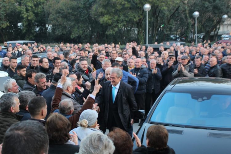 “Edi, mos na e vidh të ardhmen”, pankartat nga protesta e sotme