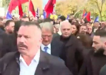 U qëllua me grusht, Berisha i bashkohet turmës me fytyrë të nxirë