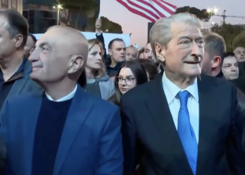 Berisha dhe Meta dalin nga selia blu, i bashkohen protestuesve