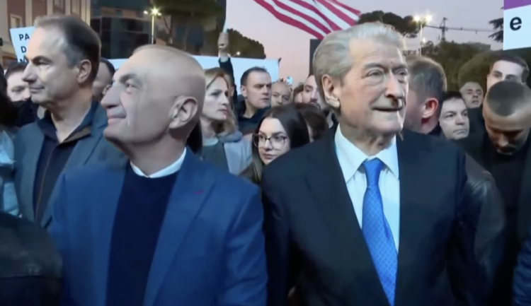 Berisha dhe Meta dalin nga selia blu, i bashkohen protestuesve