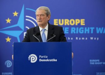 “Do mbushim sheshin”/ Nesër protesta, Berisha nuk tërhiqet