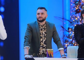 VIDEO/ Bes Kallakut i ndodh e papritura, i bie dhëmbi në emision