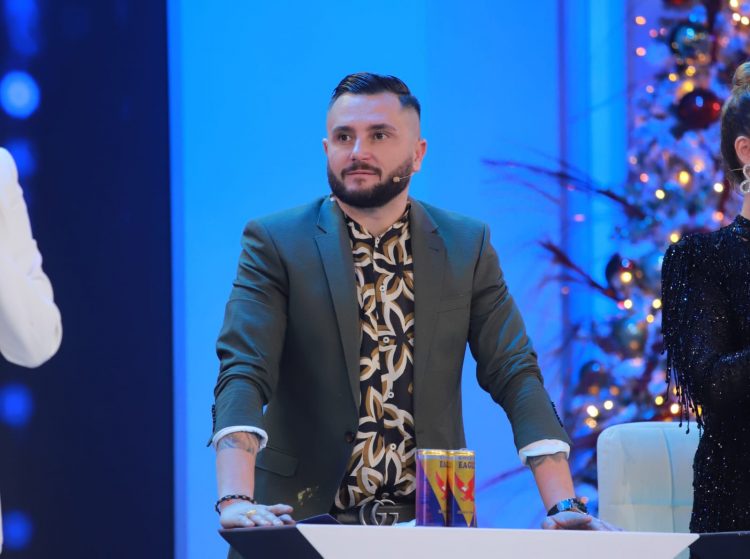 VIDEO/ Bes Kallakut i ndodh e papritura, i bie dhëmbi në emision