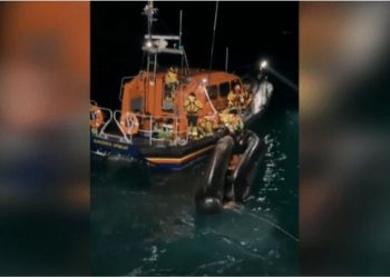 Gomonia u përmbys, momenti kur shpëtohen emigrantët në Britani