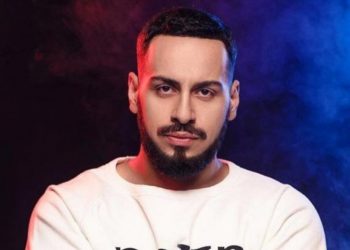 Revoltohet Capital T: Boll i bëtë budallenjtë të famshëm