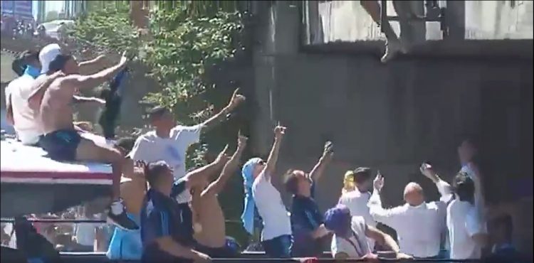 VIDEO/ ‘Çmenden’ argjentinasit, njëri bie nga ura për Kombëtaren…