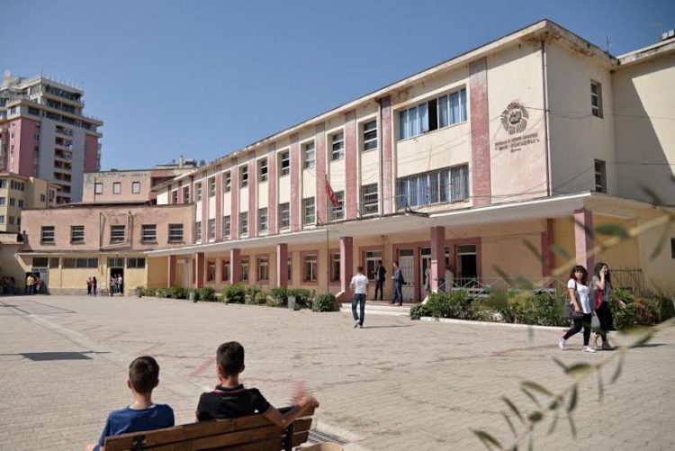 Durrës/ Dy nxënës kapen me “bar” në klasë, njëri e piu para…