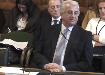 “Shpërthen” deputeti në Angli: Qeveria shqiptare duhet të paguajë