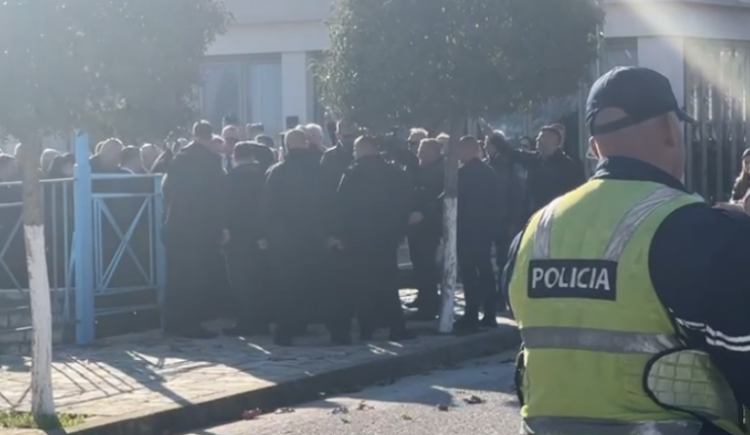 Mitsotakis në Derviçan, Rama-banorëve: Thashë që do ua sillja