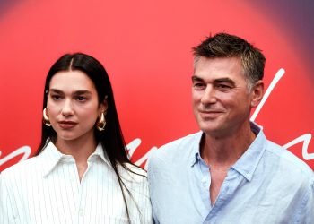 DailyMail: Babai i Dua Lipës negocioi për artisten në Kupën e Botës