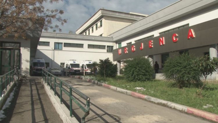 Durrës/ 40-vjeçari shkon për ndihmë në spital, ja çfarë dyshohet