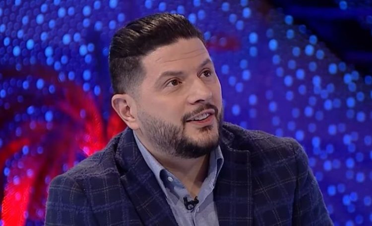 “Turp të të vijë”, moderatori kritikon hapur Ermal Mamaqin