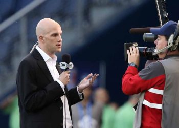 Gazetari vdes gjatë raportimit të ndeshjes Argjentinë-Holandë