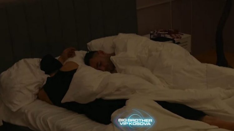 Getinjo fle në shtrat me Stresin, distancohet nga Vivien