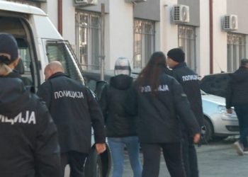 Shokët e 16-vjeçarit i shkojnë në gjykatë të dashurës që e vrau