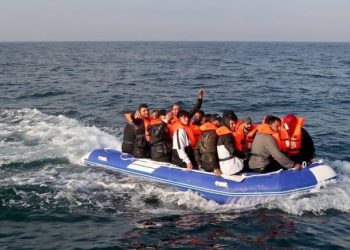 FOTO/ Emigrantët luftojnë të shpëtojnë teksa gomonia po mbytej