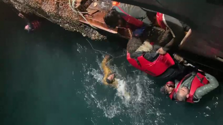 “Po bërtisnin”, dëshmia e peshkatarit që shpëtoi 31 emigrantë