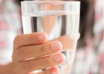 Ja përse duhet ta nisni mëngjesin me një gotë ujë të ngrohtë