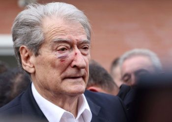 “Nuk u dorëzua”/ Media gjermane shkruan për Berishën: Eci me turmën