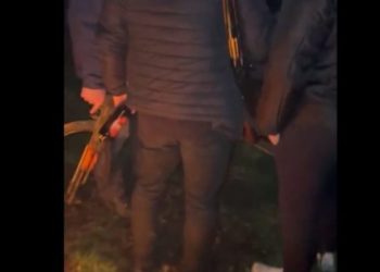 Shtohen tensionet në veri, serbët shfaqen me kallashnikovë (VIDEO)