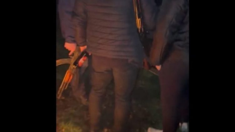 Shtohen tensionet në veri, serbët shfaqen me kallashnikovë (VIDEO)