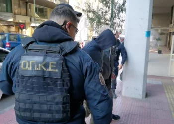 Vrau partneren, Qamil Taja del para prokurorisë me maskë dhe kapuç