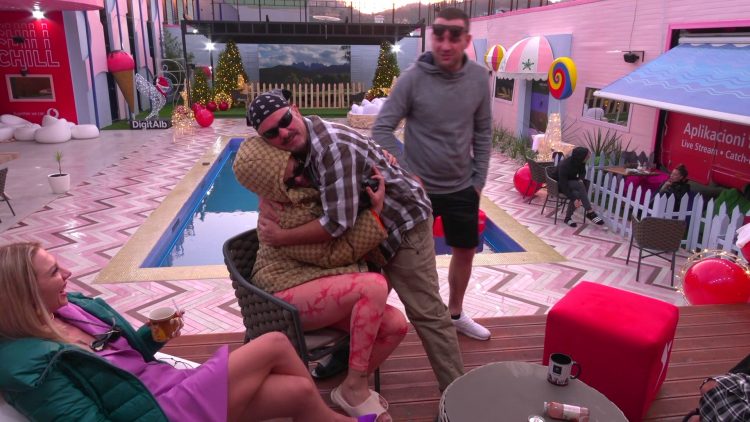 Me kë nga djemtë do i bëje të gjitha në shtëpi? Kejvina jep emrin