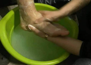 Refuzoi t’i lante këmbët vjehrrit, babë e bir dhunojnë nusen