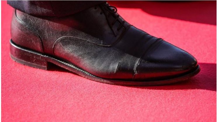 FOTO/ Një kryeministër në Samit me këpucët e grisura