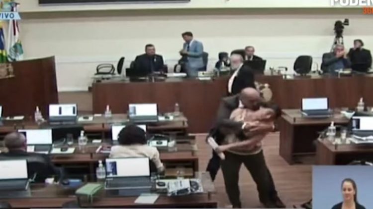 VIDEO/ Këshilltari bashkiak tenton të puthë kolegen në publik
