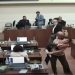 VIDEO/ Këshilltari bashkiak tenton të puthë kolegen në publik