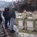 Ushtarët e KFOR në veri të Kosovës, pyesin serbët se kush i drejton