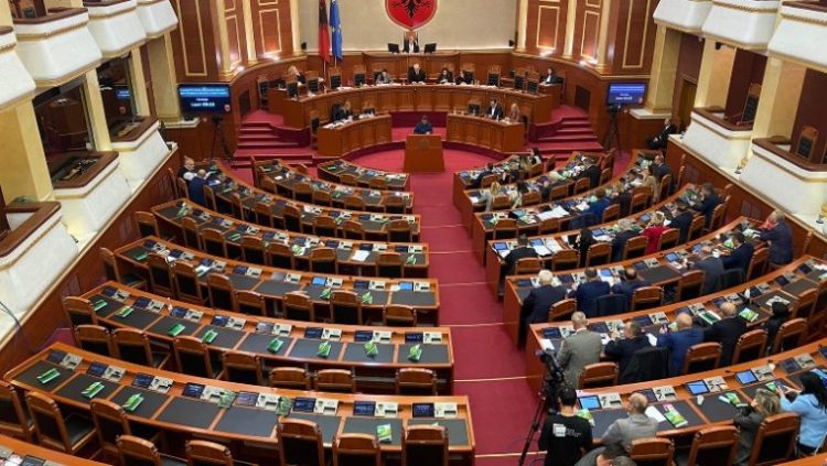 Seancë maratonë 26 orë debat, Marjana Semini zgjidhet anëtare e GJK