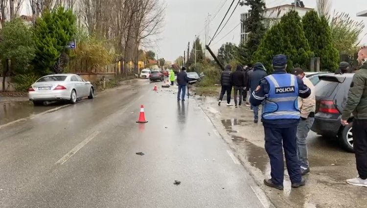 Lezhë/ Shoferi përplas një person me biçikletë dhe 3 makina