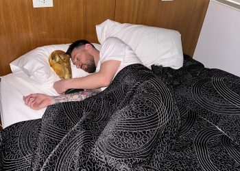 Messi “harron” gruan, fle me Kupën e Botës në krevat (FOTO)
