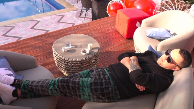 Banorët nuk e lanë të flinte rehat, Luizin e zë gjumi në oborr