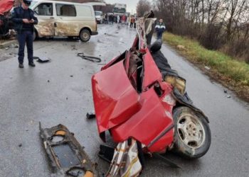 Makina ndahet më dysh në Kosovë, një i vdekur dhe 5 të lënduar