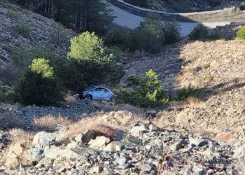 Makina bie në humnerë, 1 i vdekur dhe 3 të plagosur në Elbasan